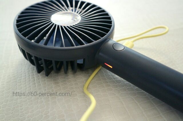 ハンディファン(携帯扇風機)の充電の様子