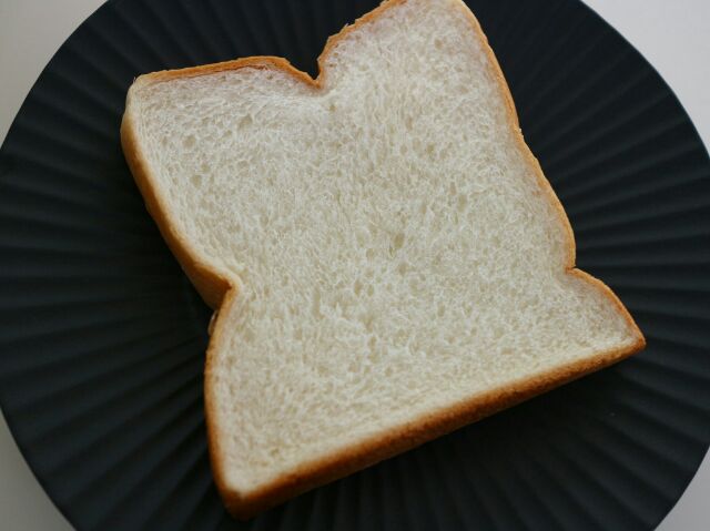 押しつぶされた食パンの画像