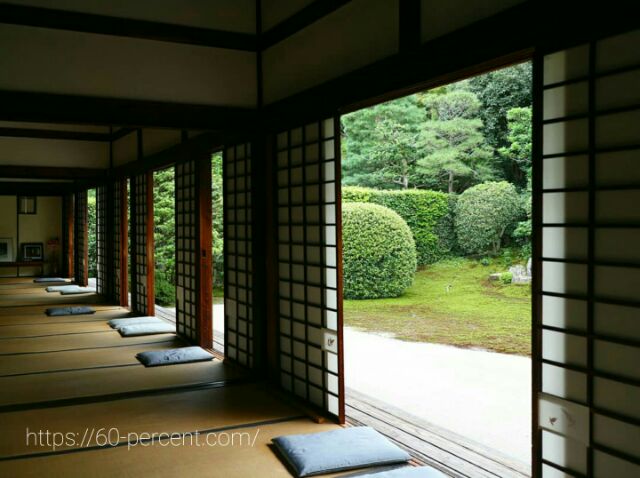 芬陀院の屋内から庭園をみた画像