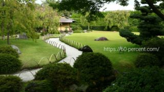 城南宮の庭園に佇む茶室の画像