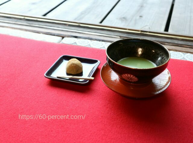 雲龍院で頂くお抹茶(菊花紋章入り茶碗)とお菓子の画像